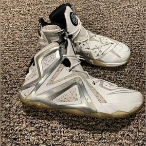 Nike Lebron XII 12 Elite x Pigalle Men’s Size 11.5 (806951-100) Chrome Platinum